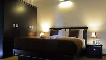 Luxury Duplex, 3 Bedrooms, Mountain View | Living room | 40-inch flat-screen TV with cable channels, LED TV, DVD player