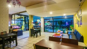 Um restaurante com mesas internas, vista para a cidade e design de interiores moderno.