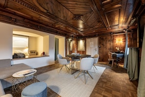 Junior Suite | Living area | Flat-screen TV