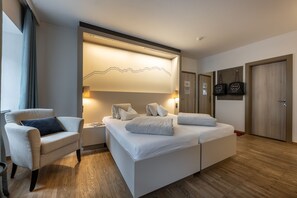 Minibar, in-room safe, blackout curtains, soundproofing - Hotel & Wirtshaus Post (Sankt Johann in Tirol)