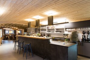 Bar (on property) - Hotel & Wirtshaus Post (Sankt Johann in Tirol)