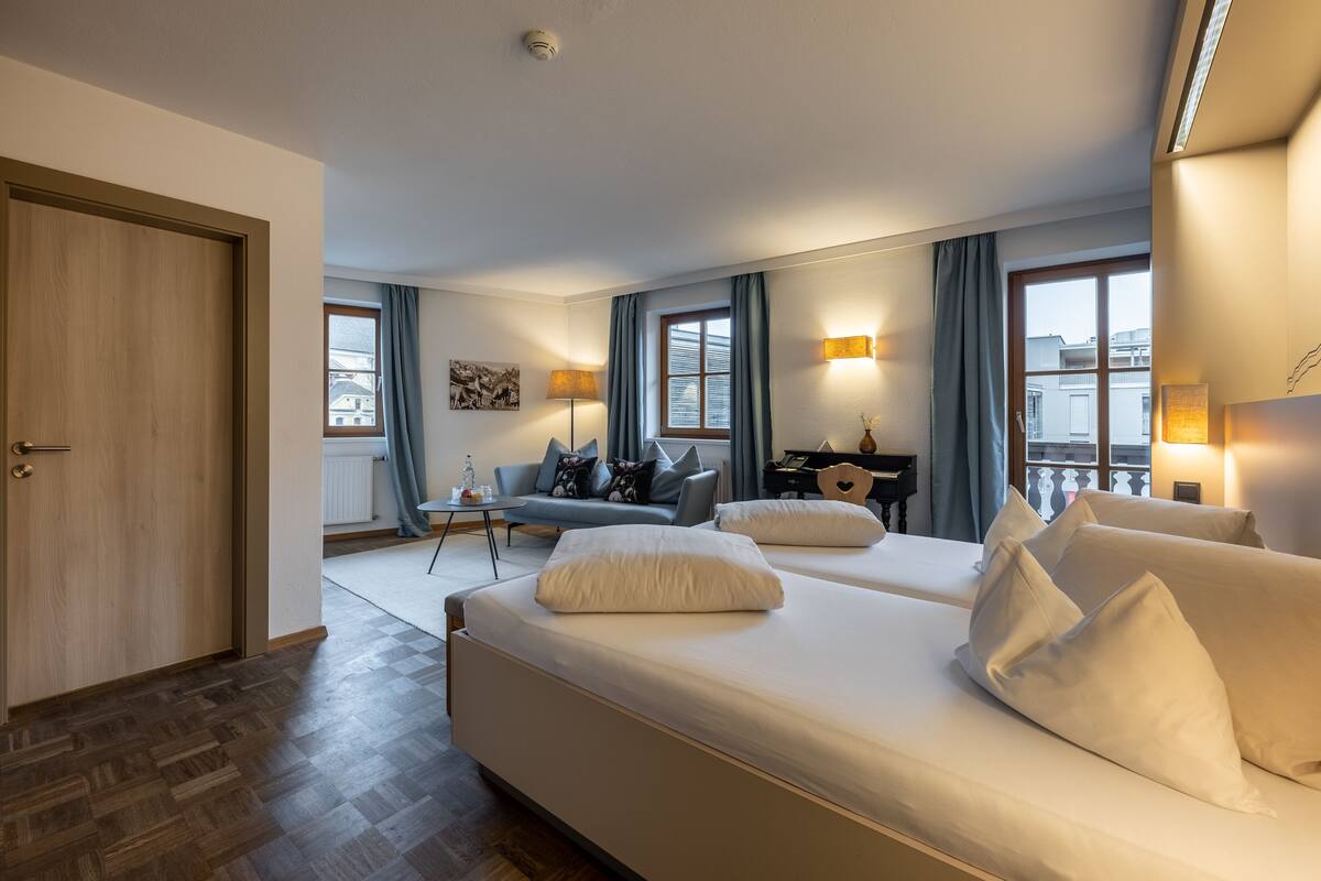 deluxe double room | 1 bedroom, minibar, in-room safe, blackout curtains