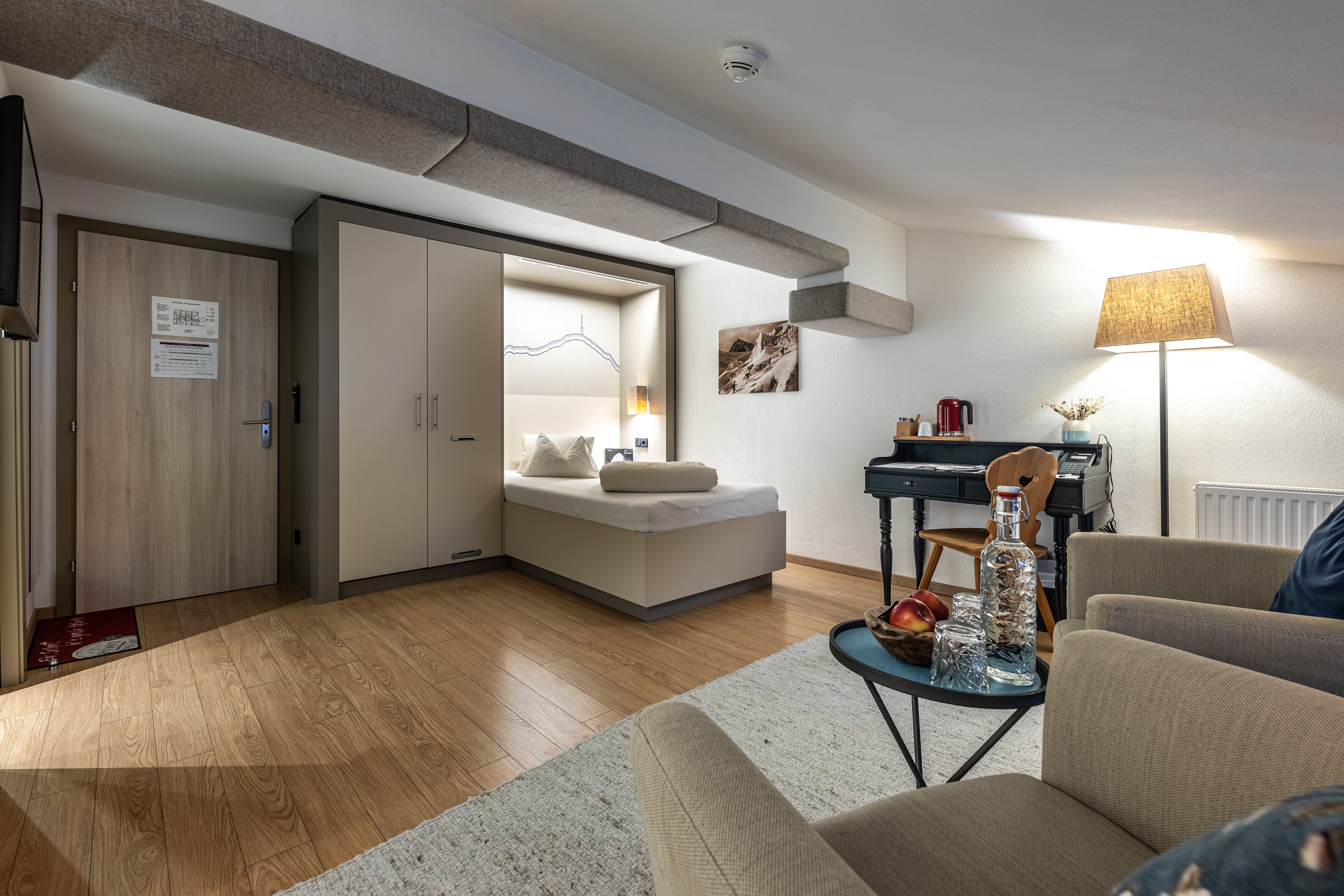 twin room | living area | flat-screen tv