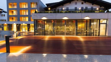 Overnatningsstedets facade – aften/nat