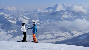 Eine verschneite Berglandschaft mit Skifahrern.