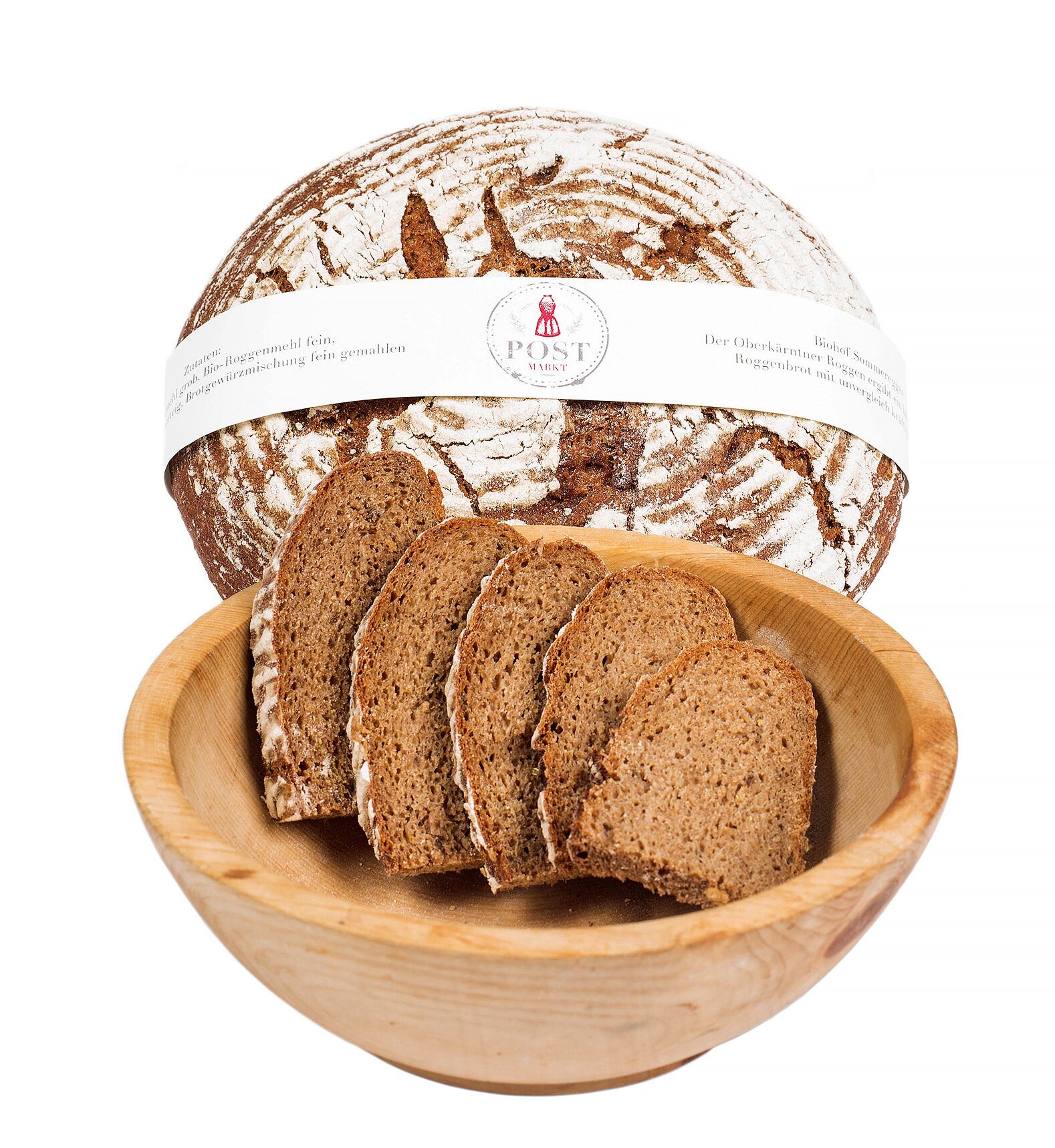 Una hogaza redonda de pan con etiqueta blanca, cortada en rebanadas y colocada en un cuenco de madera.