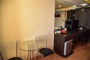 Tallelokero huoneessa, työpöytä, ilmainen Wi-Fi, vuodevaatteet