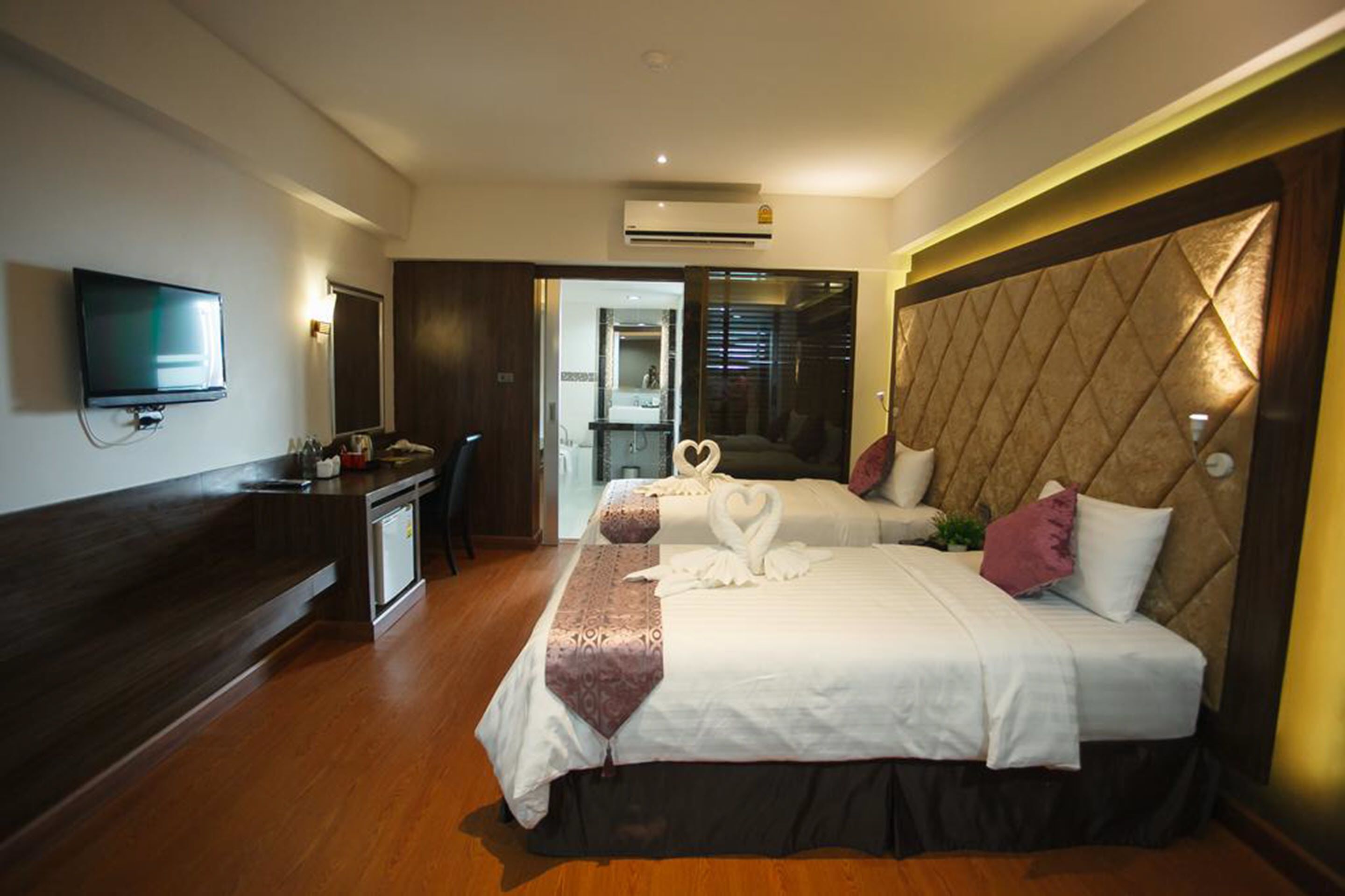 Premium Twin L | Peti besi dalam bilik, meja, Wi-fi percuma, cadar katil 