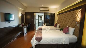 Premium Twin L | Peti besi dalam bilik, meja, Wi-fi percuma, cadar katil