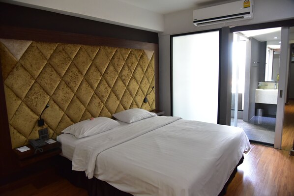 Tallelokero huoneessa, työpöytä, ilmainen Wi-Fi, vuodevaatteet