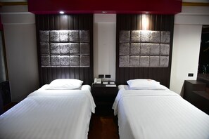 Deluxe Twin L | Caja fuerte, escritorio, wifi gratis y ropa de cama