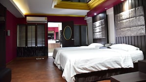 A modern hotel room with a large bed, a desk, and a vanity. - Grand Pink Hotel Hat Yai (Hat Yai)