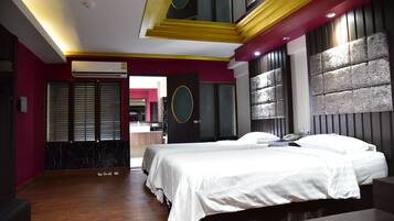 Deluxe Twin L | Peti besi dalam bilik, meja, Wi-fi percuma, cadar katil