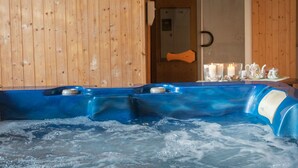 A hot tub with a wooden interior and a wooden wall. - Agriturismo Casella del Piano (Gubbio)