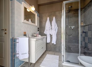 Deluxe Room | Bathroom | Shower, free toiletries, hair dryer, slippers