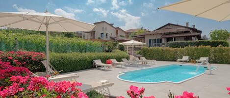 Piscine extérieure, chaises longues