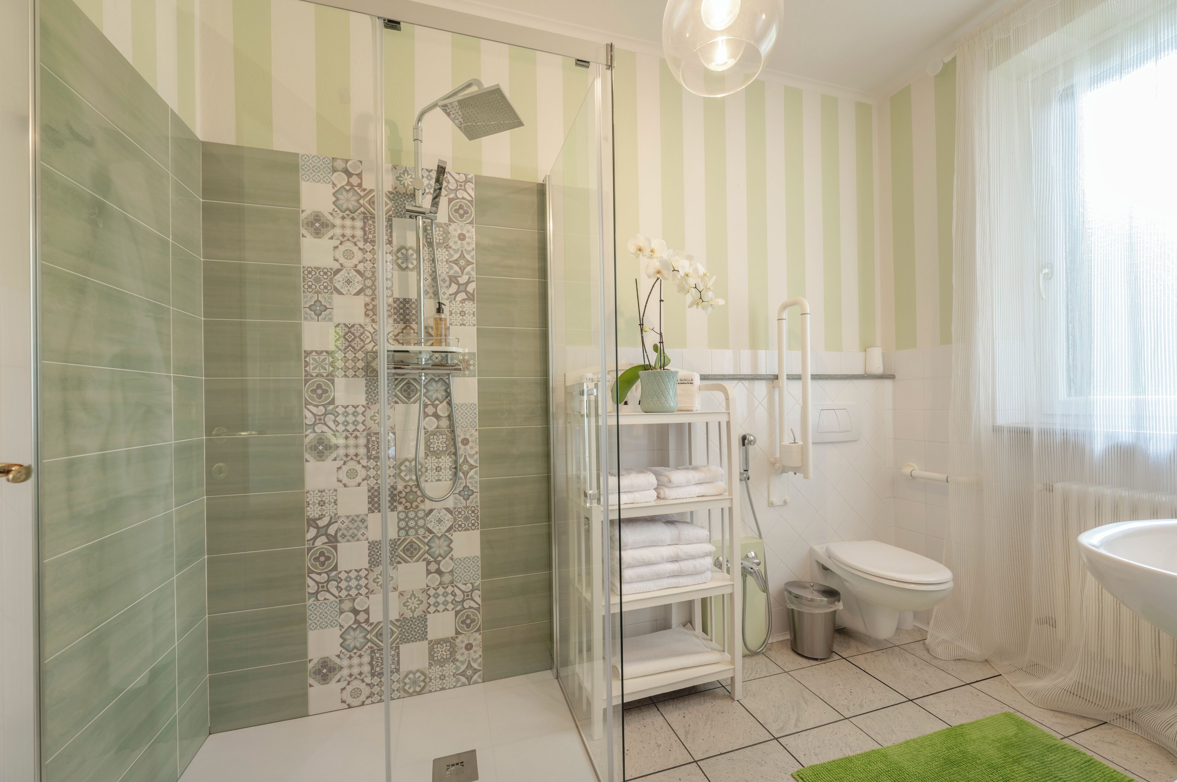 Un baño con ducha, inodoro y lavabo.