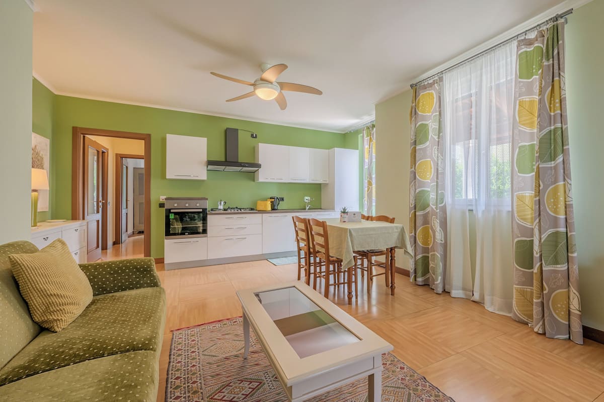 Un apartamento moderno con comedor, cocina y sala de estar.