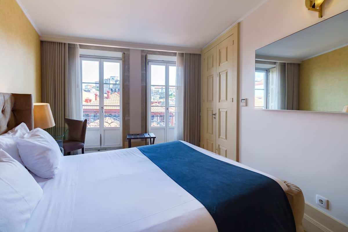 Seprai premium, brankas, meja kerja, dan kedap suara