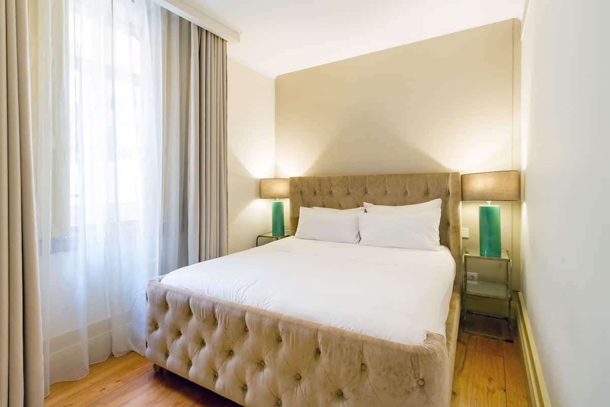 Seprai premium, brankas, meja kerja, dan kedap suara