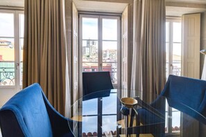 Deluxe Apartment | Living area | Flat-screen TV