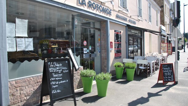 A restaurant named "La Rotonde" with outdoor seating and a menu board. - La Rotonde (Saint-Malo)