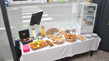 Petit déjeuner buffet (9.00 EUR par personne)