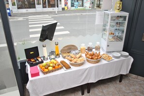 Daily buffet breakfast for a fee