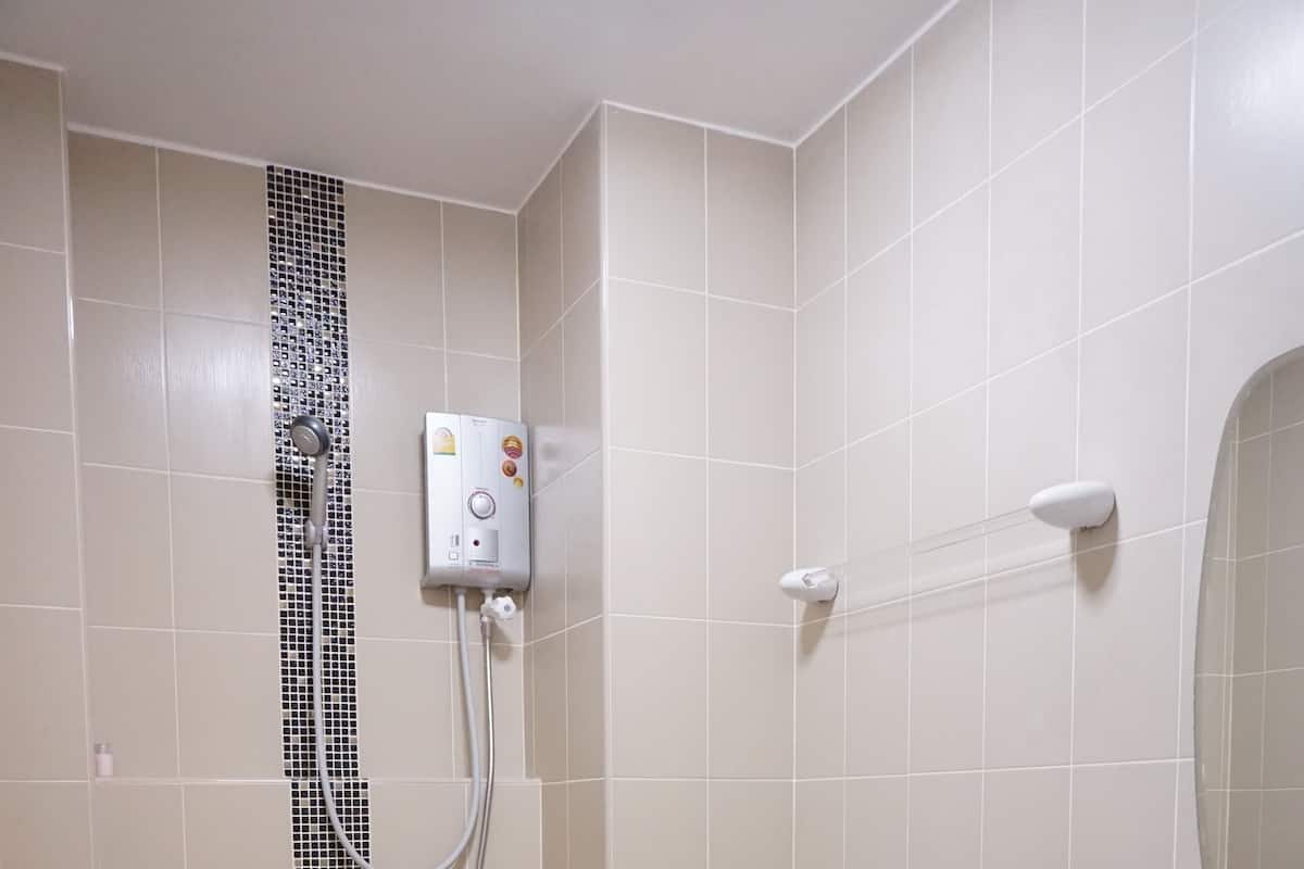 shower, free toiletries, towels