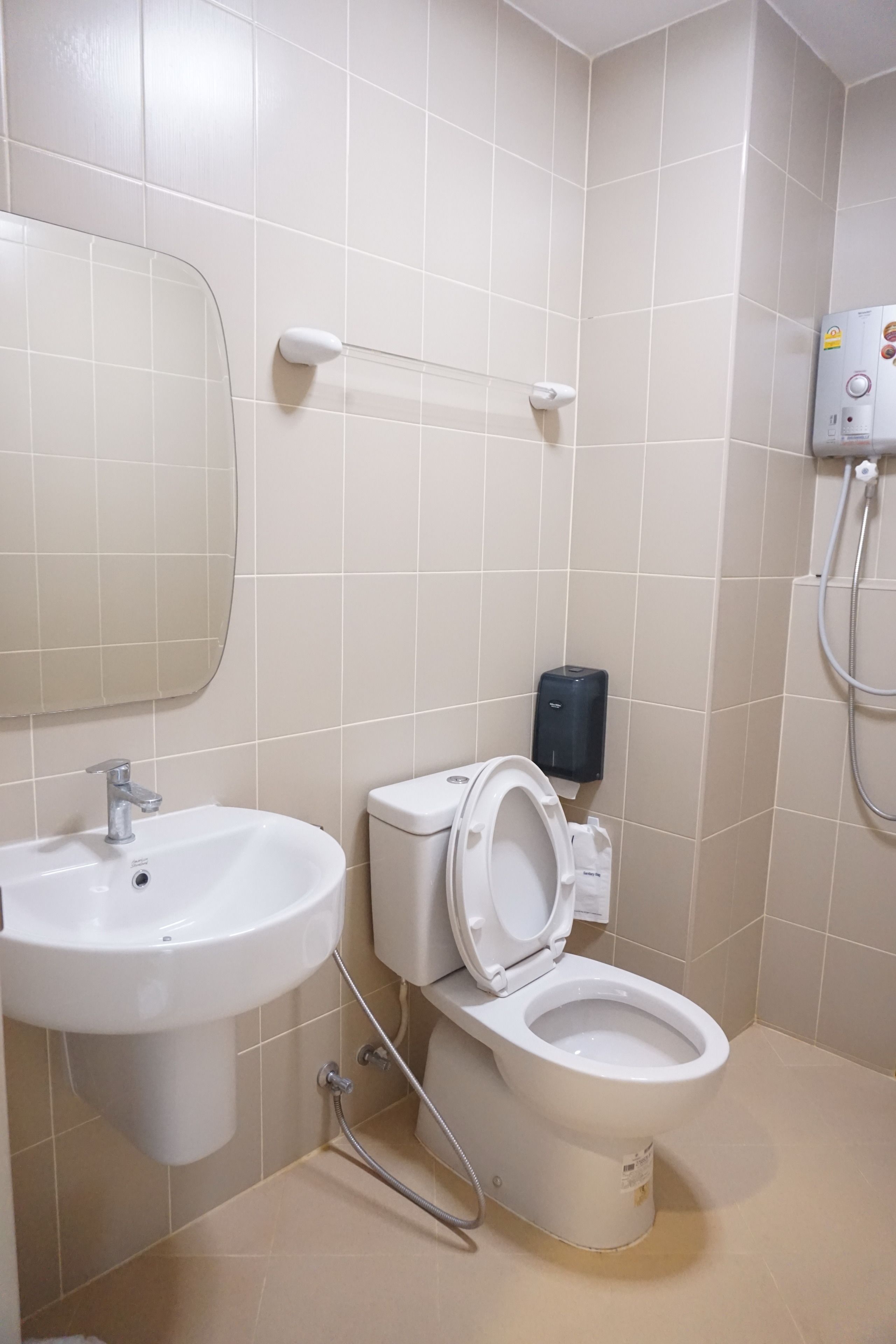 superior twin room | bathroom | shower, free toiletries, towels