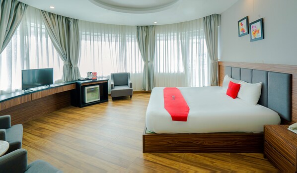 Habitación senior, balcón, vista a la ciudad | Caja de seguridad en la habitación, wifi gratis y ropa de cama