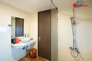 Habitació doble Deluxe, balcó, vistes a la ciutat | Bany | Dutxa, articles de tocador gratuïts, assecador de cabells i sabatilles 