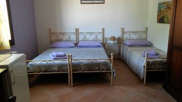 Habitación triple | 1 habitación, sábanas italianas Frette, minibar y escritorio