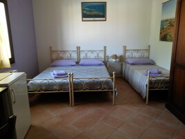 1 habitación, sábanas italianas Frette, minibar y escritorio 