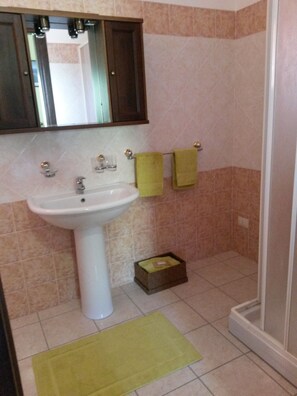 Double or Twin Room, Terrace | Bathroom | Shower, free toiletries, hair dryer, bidet - Affittacamere Le Statue Del Sinis (Cabras)