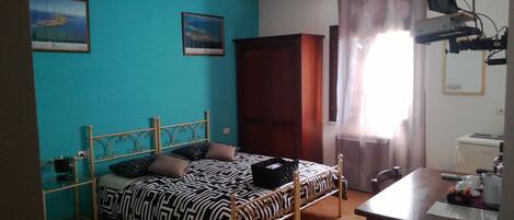 1 Schlafzimmer, italienische Bettbezüge von Frette, Minibar