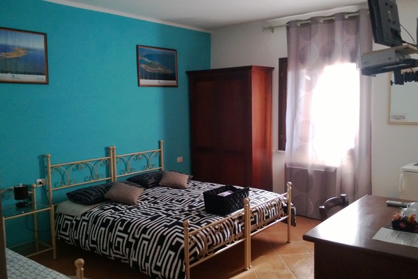 1 bedroom, Frette Italian sheets, minibar, desk