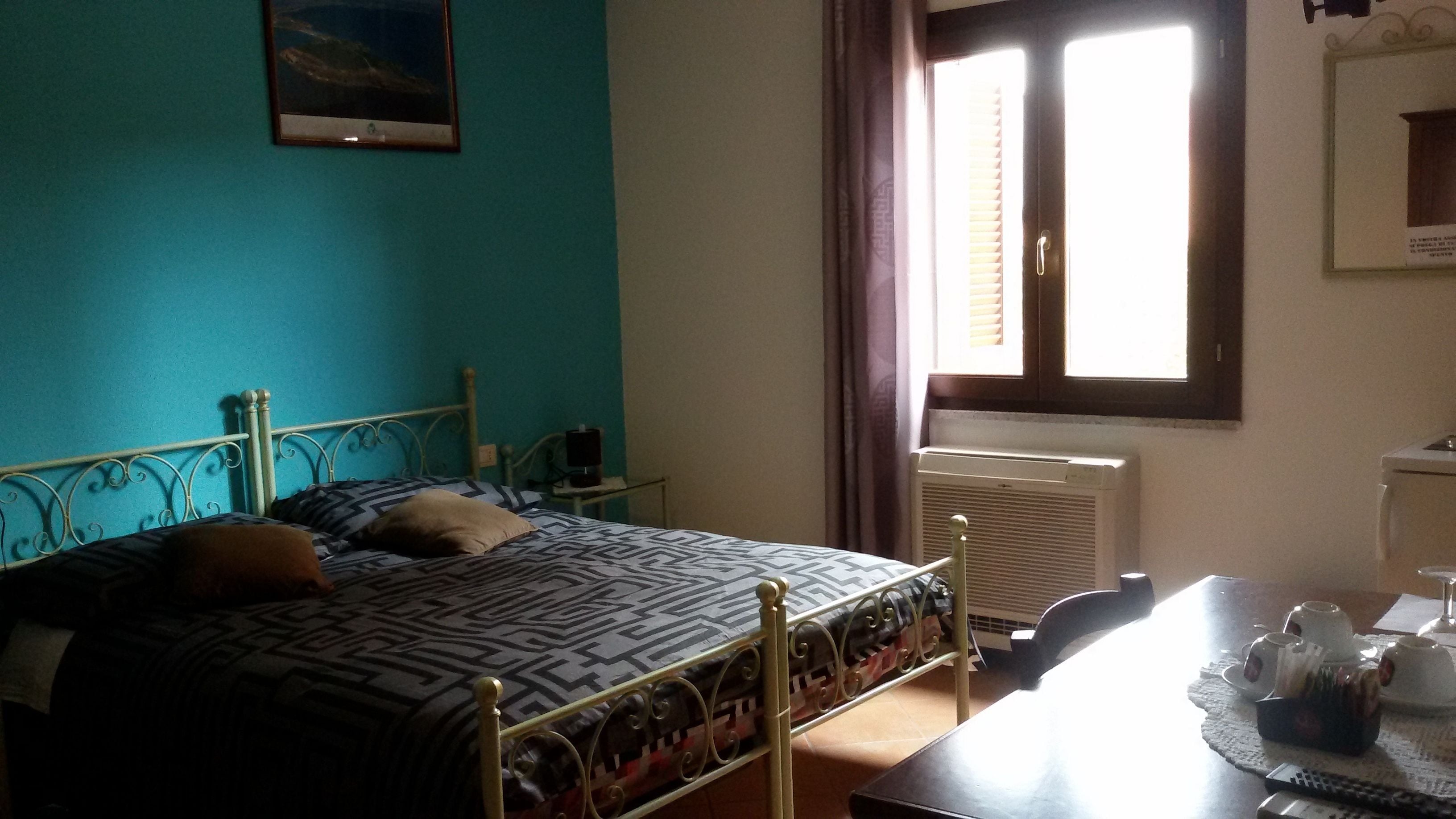 1 dormitorio, sábanas italianas Frette, minibar y escritorio