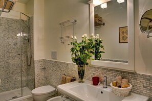 Double Room, 1 Large Twin Bed (Small Bed) | Bathroom | Shower, rainfall showerhead, free toiletries, hair dryer - Casa Sotgiu Guest House (Rome)