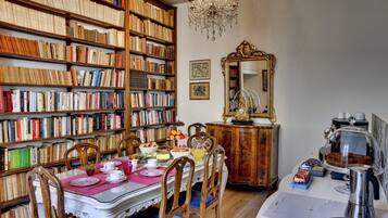 Tägliches inbegriffenes Frühstücksbuffet