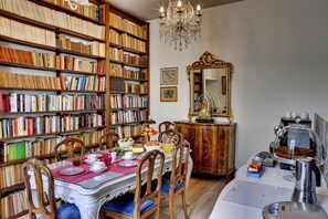 Free daily buffet breakfast - Casa Sotgiu Guest House (Rome)