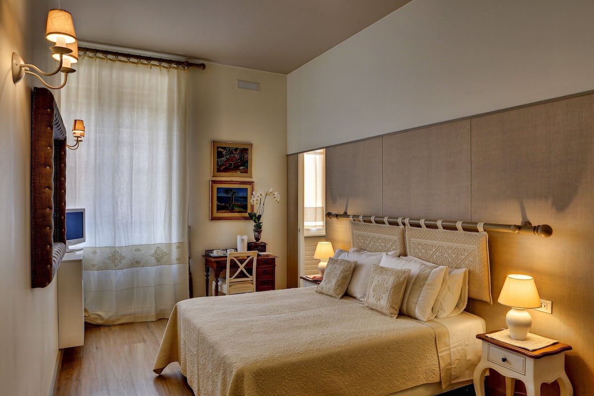 Habitación Deluxe con 1 cama doble o 2 individuales | Ropa de cama de alta calidad, minibar, caja fuerte