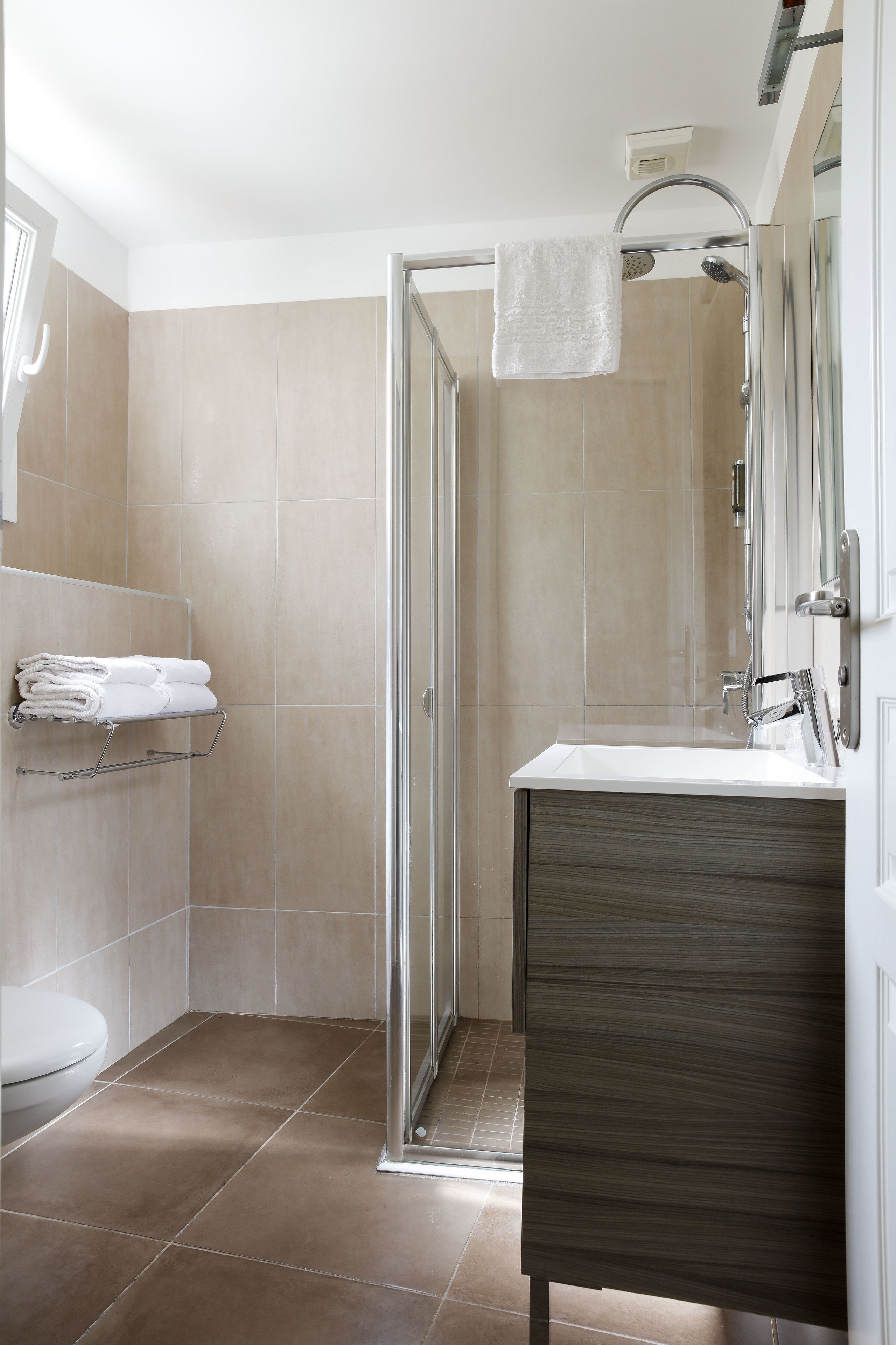 standard room | bathroom | free toiletries, hair dryer, towels