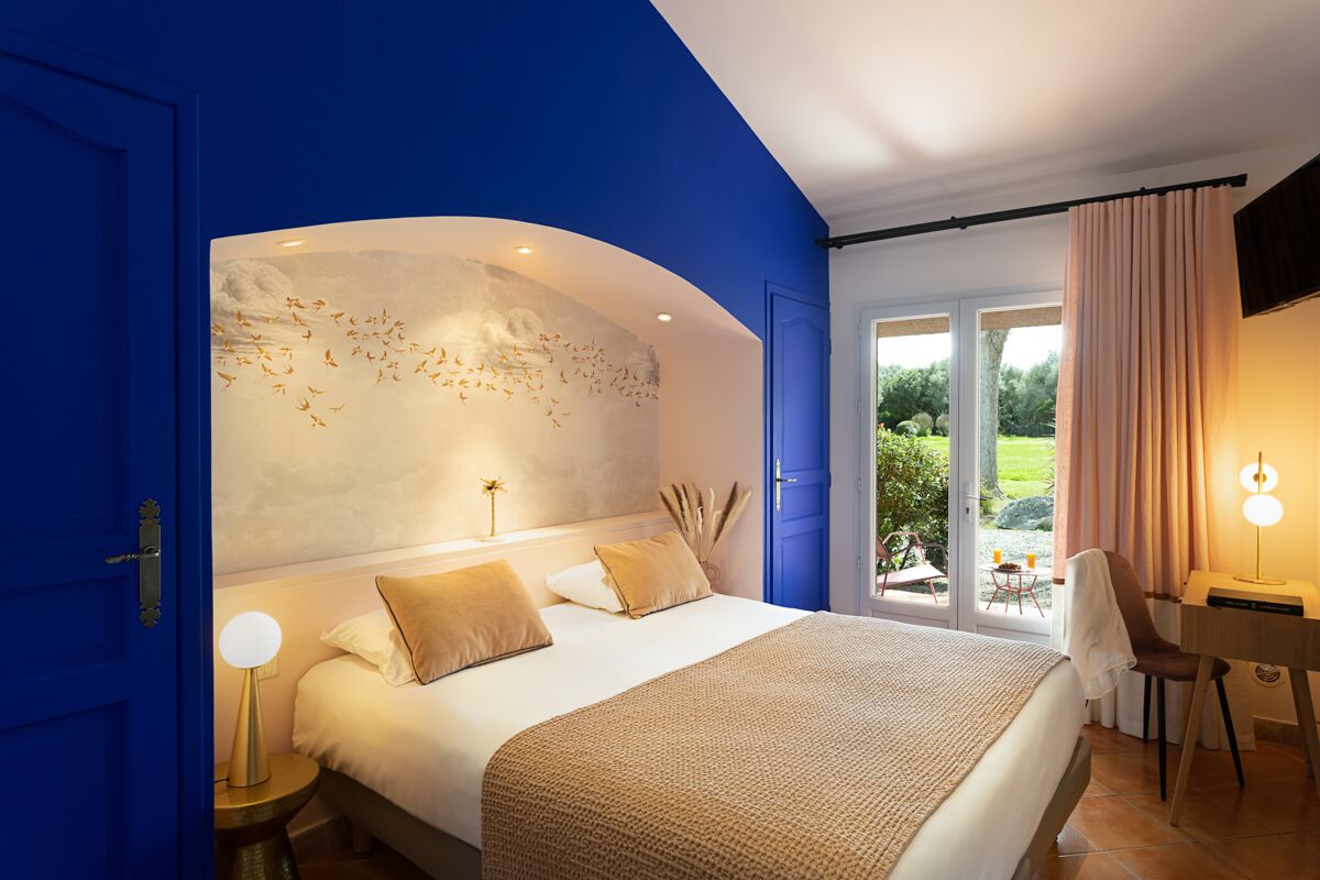 superior room | desk, iron/ironing board, travel cot, free wifi