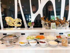 Desayuno buffet diario (THB 200 por persona)