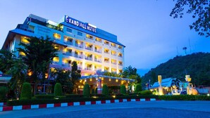 A multi-story hotel with a prominent sign reading "GRAND HILL HOTEL". - Grand Hill Resort and Spa (Nakhon Sawan)