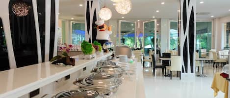 Desayuno buffet (THB 200 por persona)