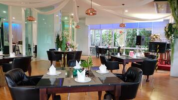 Sarapan bufet setiap hari (THB 200 seorang)