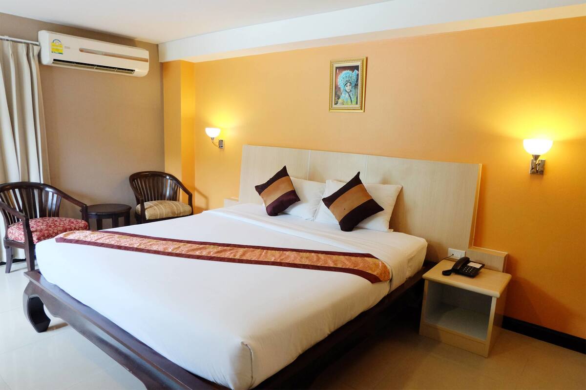 Premium bedding, in-room safe, desk, soundproofing