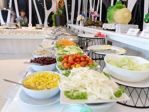 Makan malam dihidangkan 